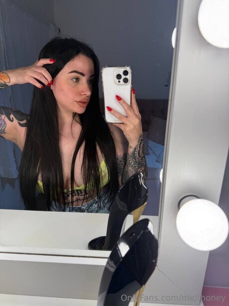 Foto di nudo di fuga di OnlyFans di Melthoney