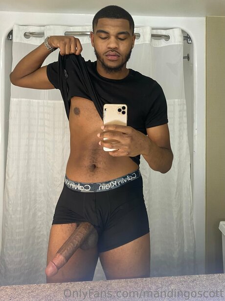 Foto di nudo di fuga di OnlyFans di Mandingoscott