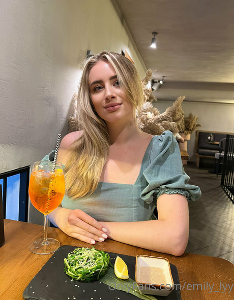 Foto di nudo di fuga di OnlyFans di Emilylyy