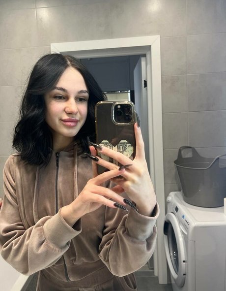 Foto di nudo di fuga di OnlyFans di Adelebee