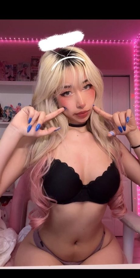 Foto di nudo di fuga di OnlyFans di Rina Magi
