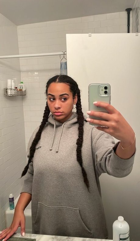 Foto di nudo di fuga di OnlyFans di Raina Morris