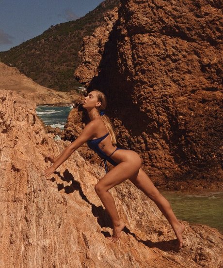 Alexis Ren