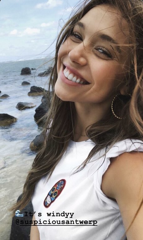 Alexis Ren