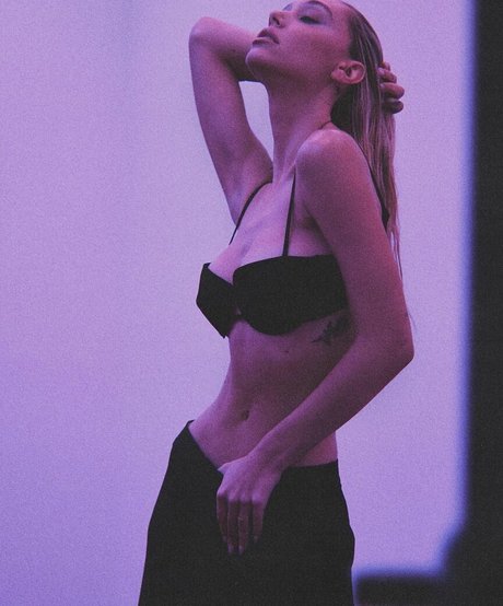 Alexis Ren