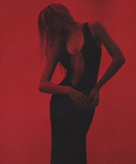 Alexis Ren