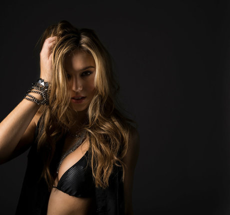 Alexis Ren