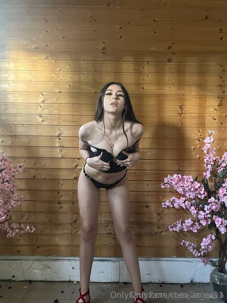 Foto di nudo di fuga di OnlyFans di Lia Nova