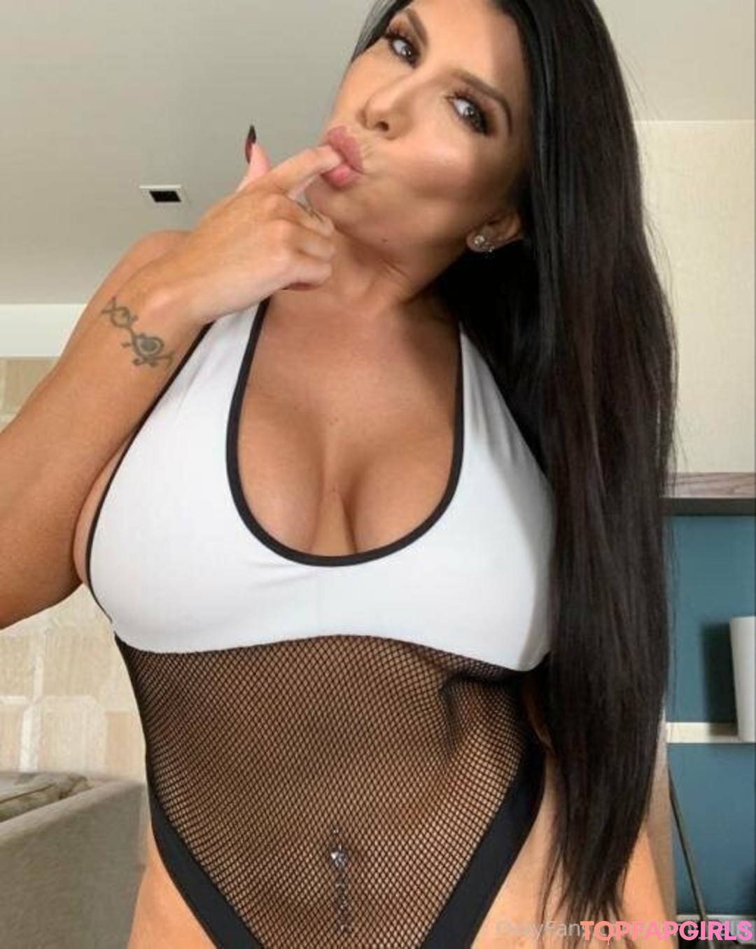 Foto di nudo di fuga di OnlyFans di Romi Rain #1188