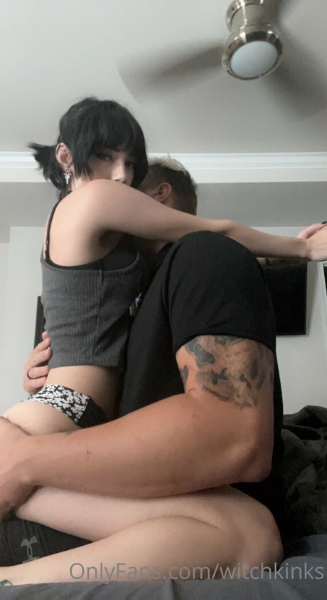 Foto di nudo di fuga di OnlyFans di Witchkinks