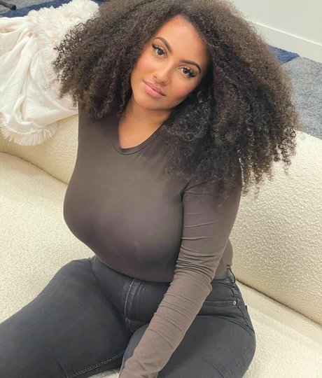 Foto di nudo di fuga di OnlyFans di Ines Curly