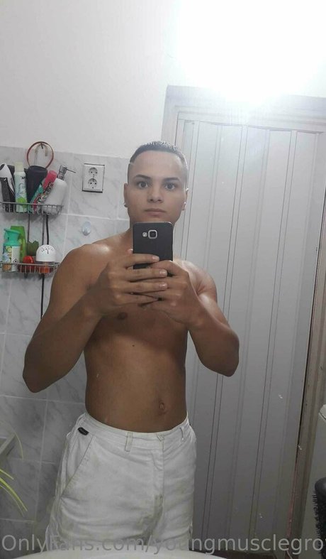 Foto di nudo di fuga di OnlyFans di Youngmusclegrowingboy