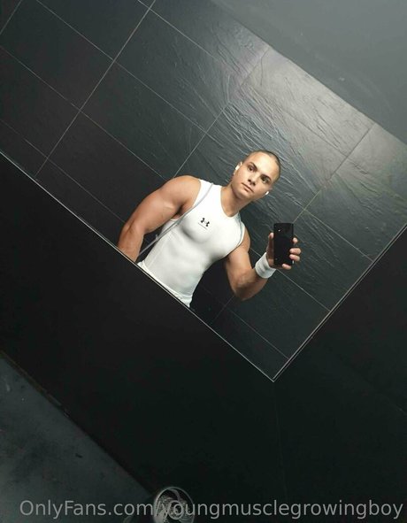 Youngmusclegrowingboy