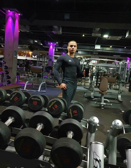 Foto di nudo di fuga di OnlyFans di Youngmusclegrowingboy