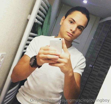 Foto di nudo di fuga di OnlyFans di Youngmusclegrowingboy