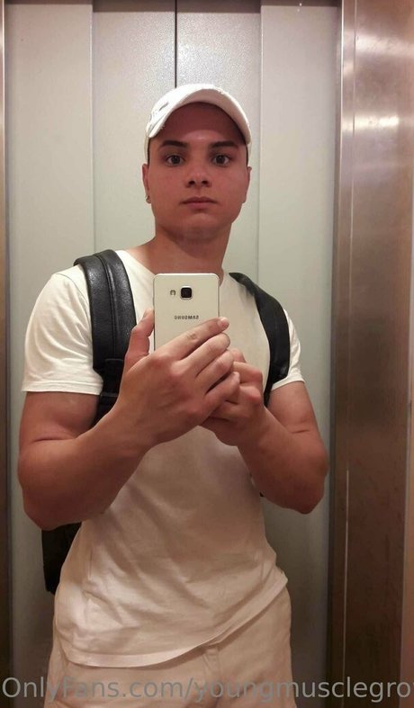 Youngmusclegrowingboy