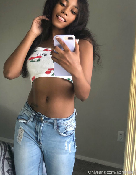 Foto di nudo di fuga di OnlyFans di Aprilraeee