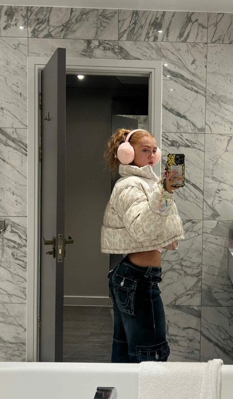Foto di nudo di fuga di OnlyFans di Maisie Smith