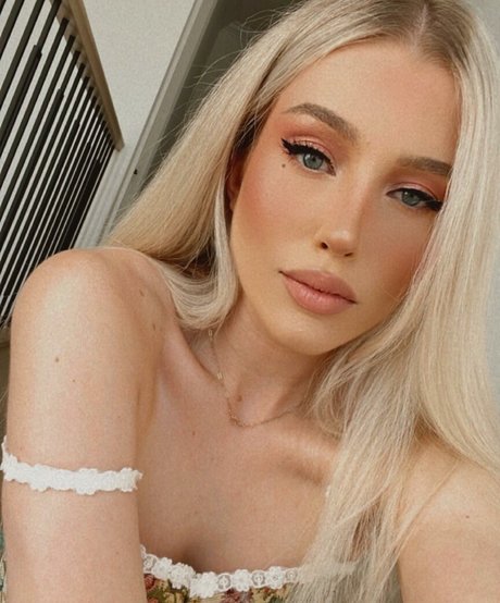 Foto di nudo di fuga di OnlyFans di Emerome