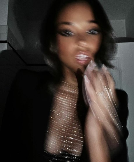 Foto di nudo di fuga di OnlyFans di Ella Balinska