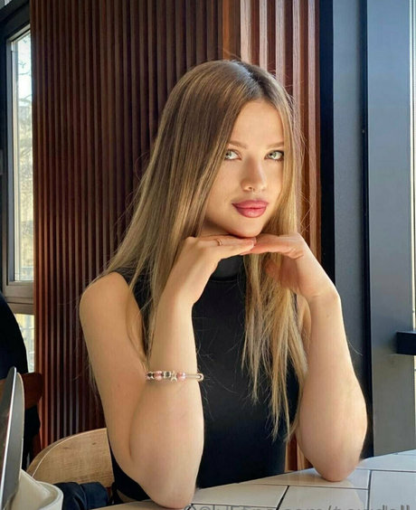 Foto di nudo di fuga di OnlyFans di Newdoll