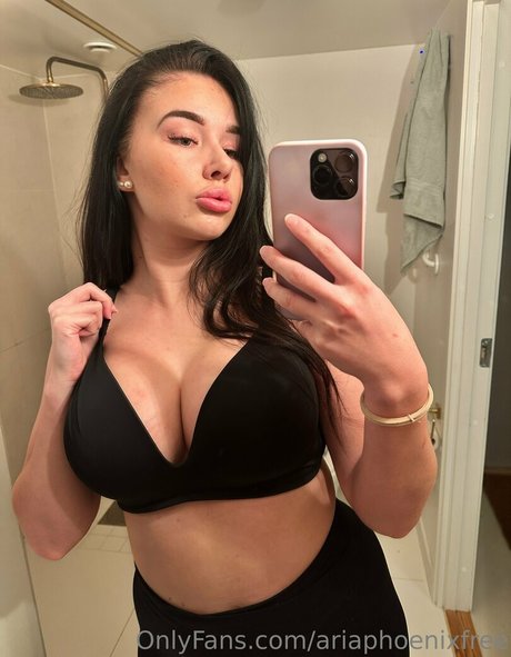 Foto di nudo di fuga di OnlyFans di Ariaphoenixfree