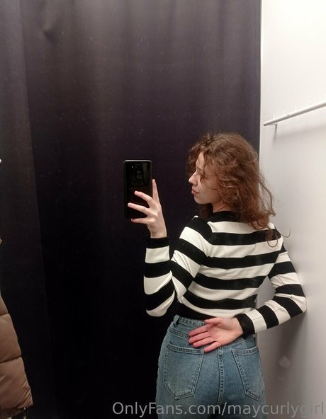 Foto di nudo di fuga di OnlyFans di Maycurlygirl