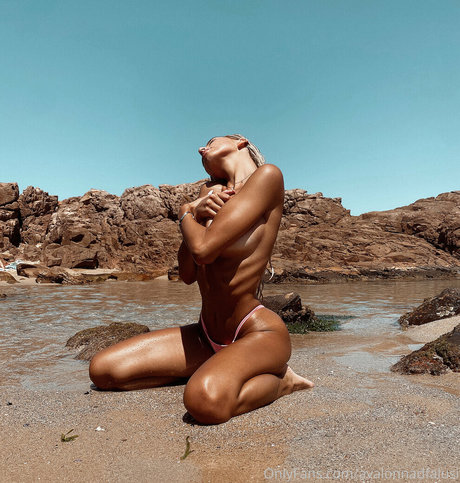 Foto di nudo di fuga di OnlyFans di Avalon Nadfalusi