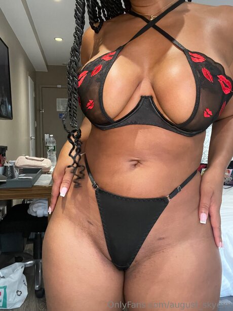 Foto di nudo di fuga di OnlyFans di August Skyexx