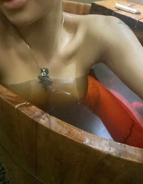 Foto di nudo di fuga di OnlyFans di Trn Thi Tm Chin