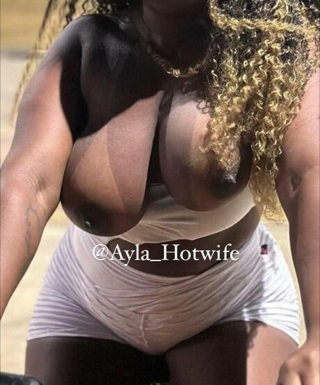Foto di nudo di fuga di OnlyFans di Ayla Hotwife