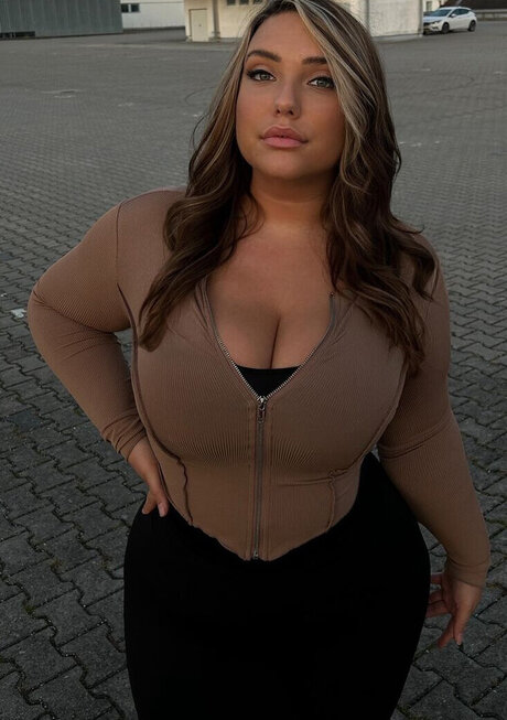Lara.Marie.v__