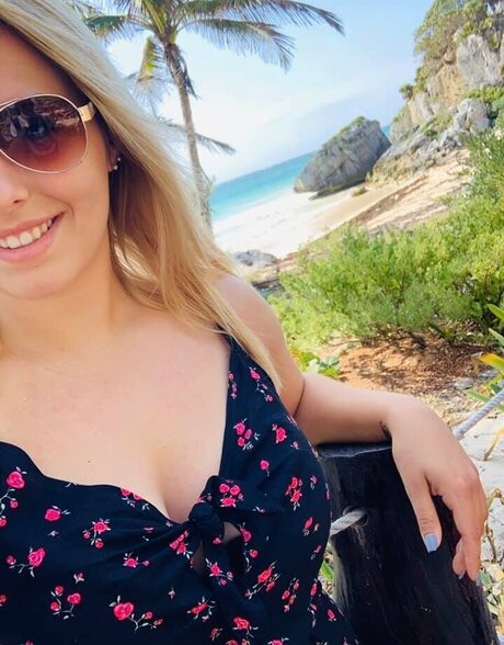 Foto di nudo di fuga di OnlyFans di Alinas Landleben