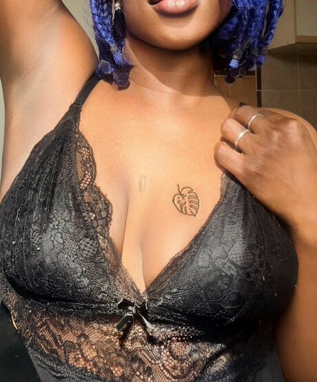 Foto di nudo di fuga di OnlyFans di Fsemelagne