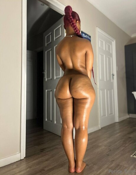 Foto di nudo di fuga di OnlyFans di Petite Tumi