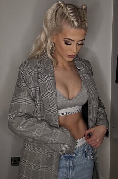 Foto di nudo di fuga di OnlyFans di Danielle Harold