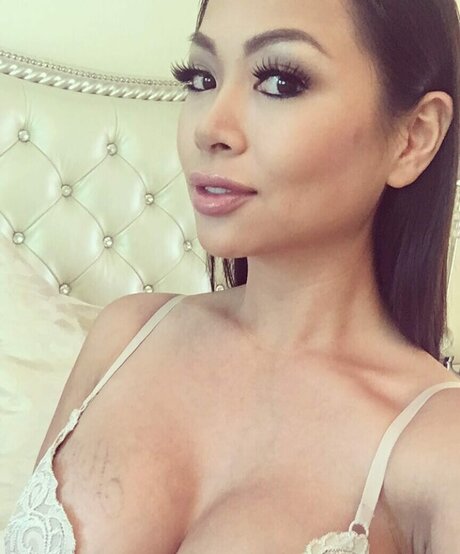 Foto di nudo di fuga di OnlyFans di Angel Ngo
