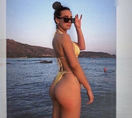 Foto di nudo di fuga di OnlyFans di Dina Ratner