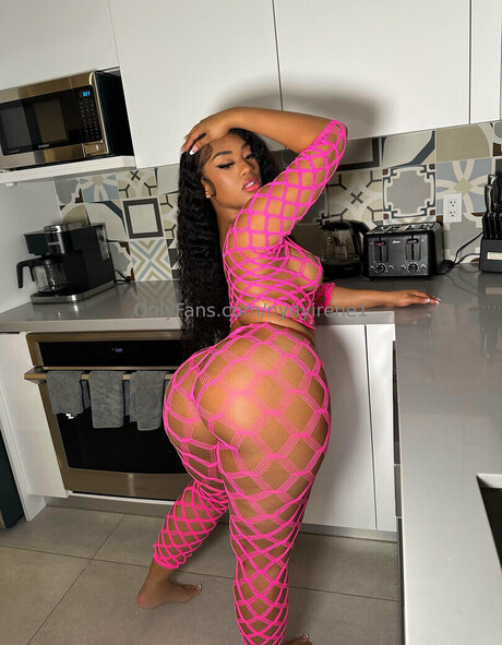 Foto di nudo di fuga di OnlyFans di Nynyirene