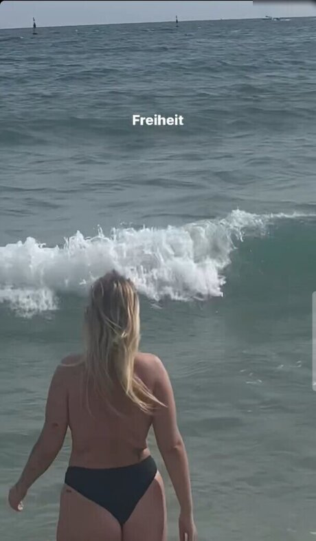Foto di nudo di fuga di OnlyFans di Viky Kid
