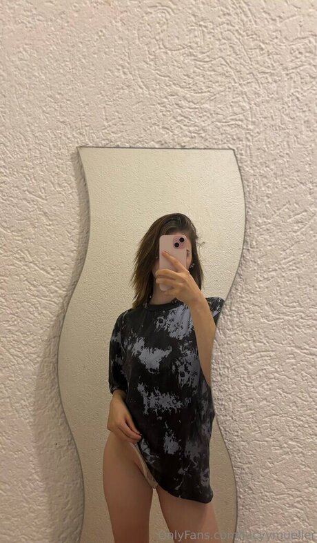 Foto di nudo di fuga di OnlyFans di Lucy Mller