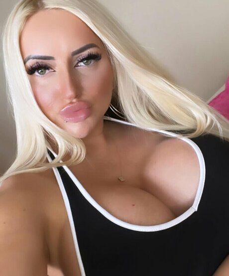 Foto di nudo di fuga di OnlyFans di Elina Kalversa