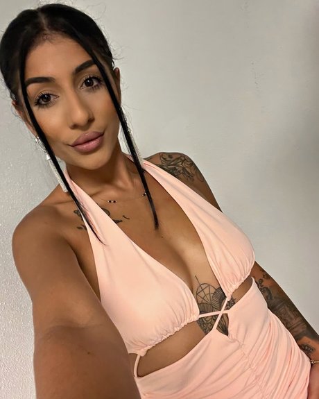 Foto di nudo di fuga di OnlyFans di Larisa