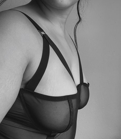Foto di nudo di fuga di OnlyFans di Mai 