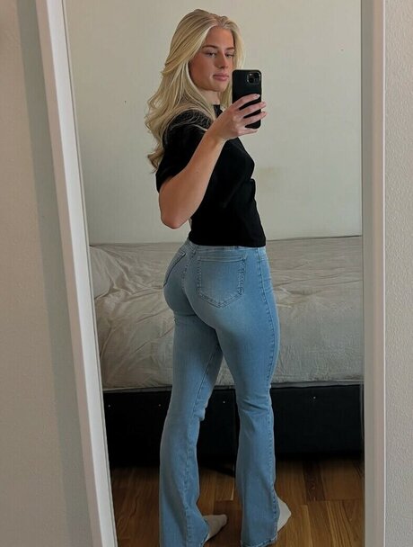 Foto di nudo di fuga di OnlyFans di Ellie Maack