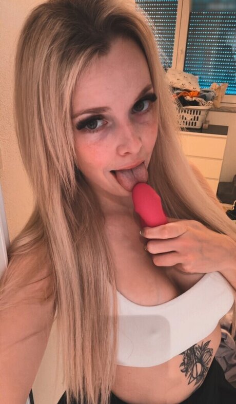 Feliz R Nicole