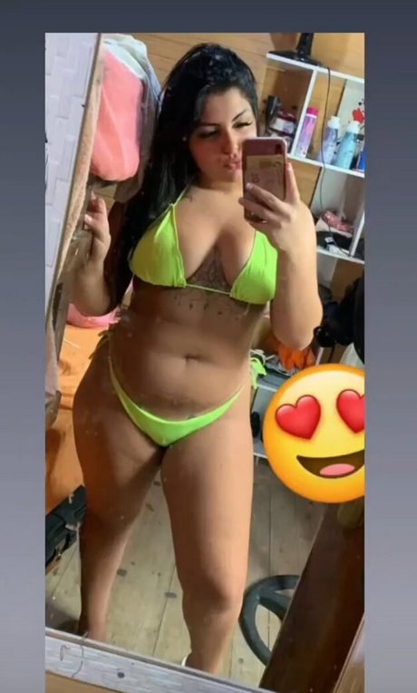 Foto di nudo di fuga di OnlyFans di Lauratavora