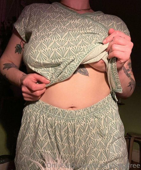 Foto di nudo di fuga di OnlyFans di Bushybabyfree