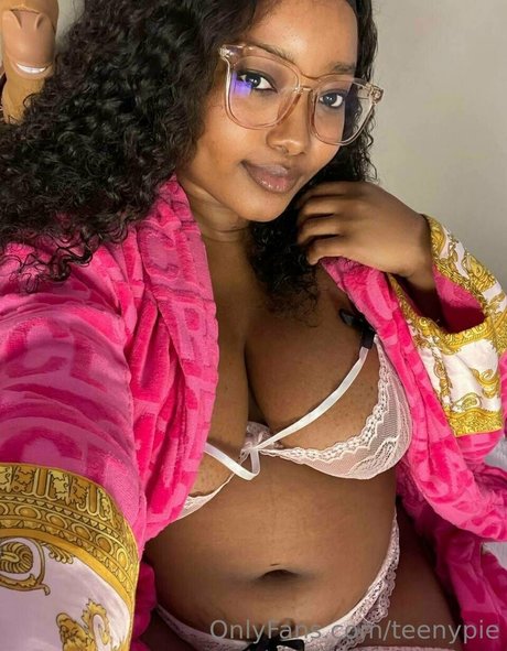 Foto di nudo di fuga di OnlyFans di Teenypie