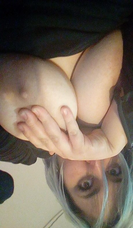Foto di nudo di fuga di OnlyFans di Violetwitchy